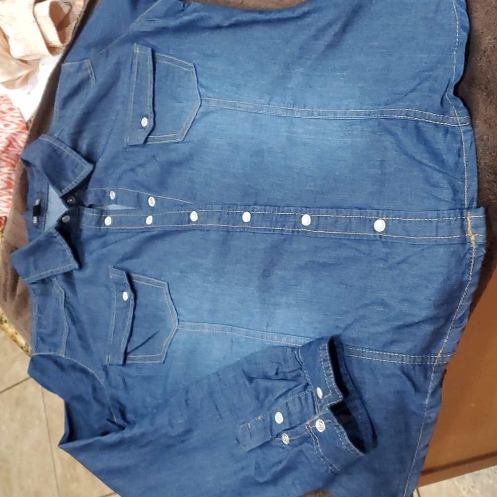 Adorable denim shirt with snaps